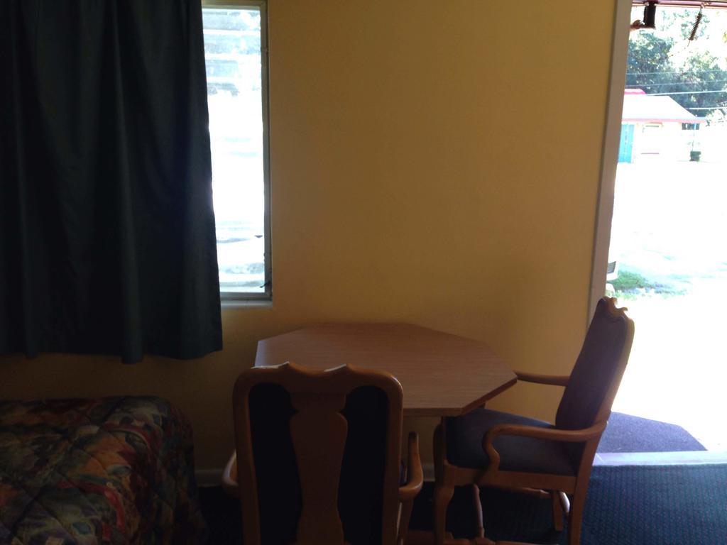 Florida Motel Gainesville Room photo