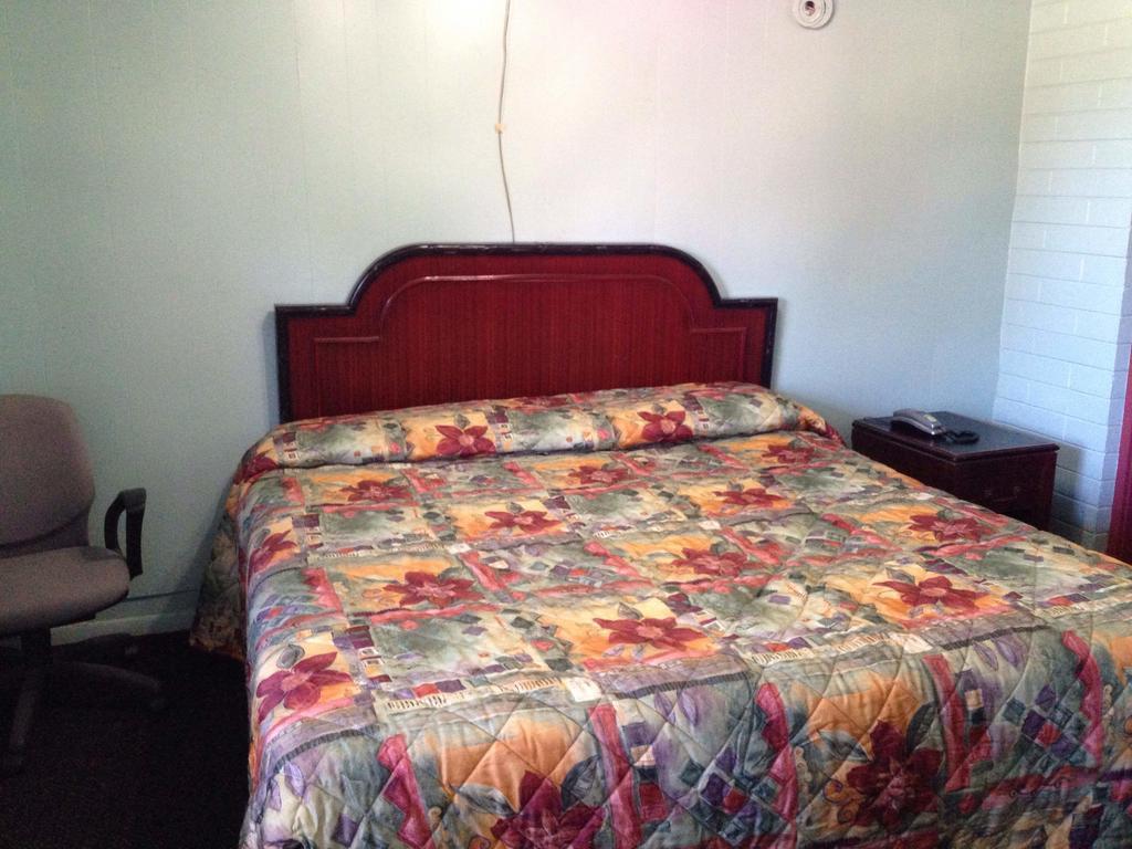 Florida Motel Gainesville Room photo